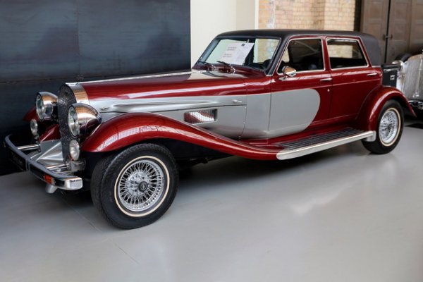 Сър Елтън Джон и известният актьор Оливър Рийд са сред тези, които купуват неокласическия седан Panther De Ville. Общо от 1974 до 1985 г. в завода за сглобяване в Уейбридж са произведени 48 автомобила. Дизайнът напомня на модния Bugatti Type 41 Royale, а под ръчно изработената алуминиева каросерия саа окачването, кормилното управление, автоматичните трансмисии и двигателите от Jaguar от 70-те години.

Първоначалната версия получава 6-цилиндров 4.2 двигател (174 к.с.), а срещу доплащане е възможно да се поръча флагмана V12 5.3 (261 к.с.). Най-мощната модификация достига над 200 км/ч. В допълнение към класическия седан, моделната гама включва купе, кабриолет и лимузина с шест врати.